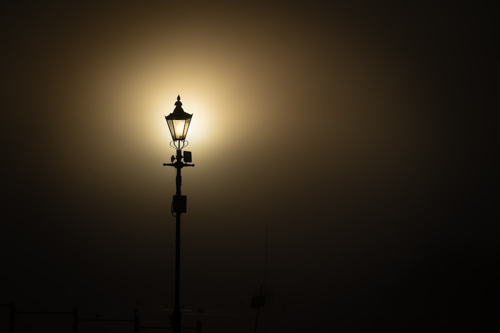 Poste de luz de metal negro encendido en la habitación