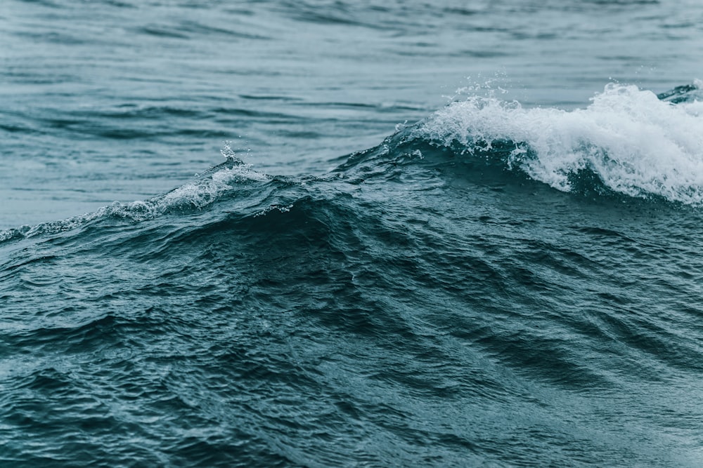 onde d'acqua sull'acqua blu dell'oceano durante il giorno