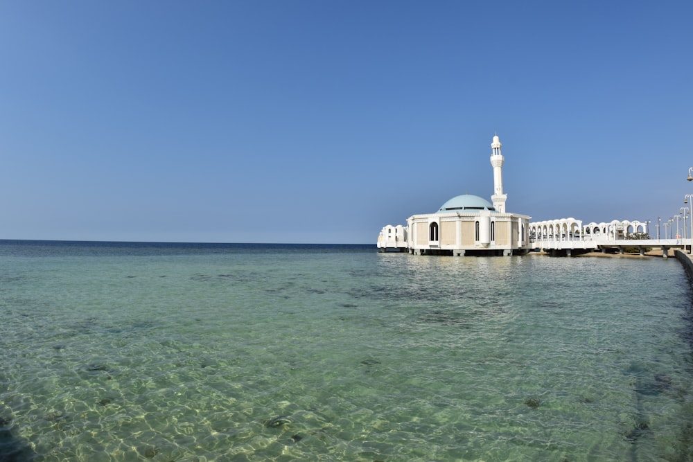 edificio de hormigón blanco en el mar bajo el cielo azul durante el día