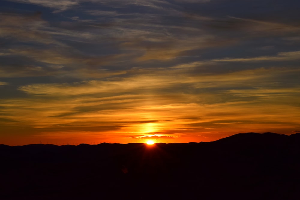 silhueta da montanha durante o pôr do sol