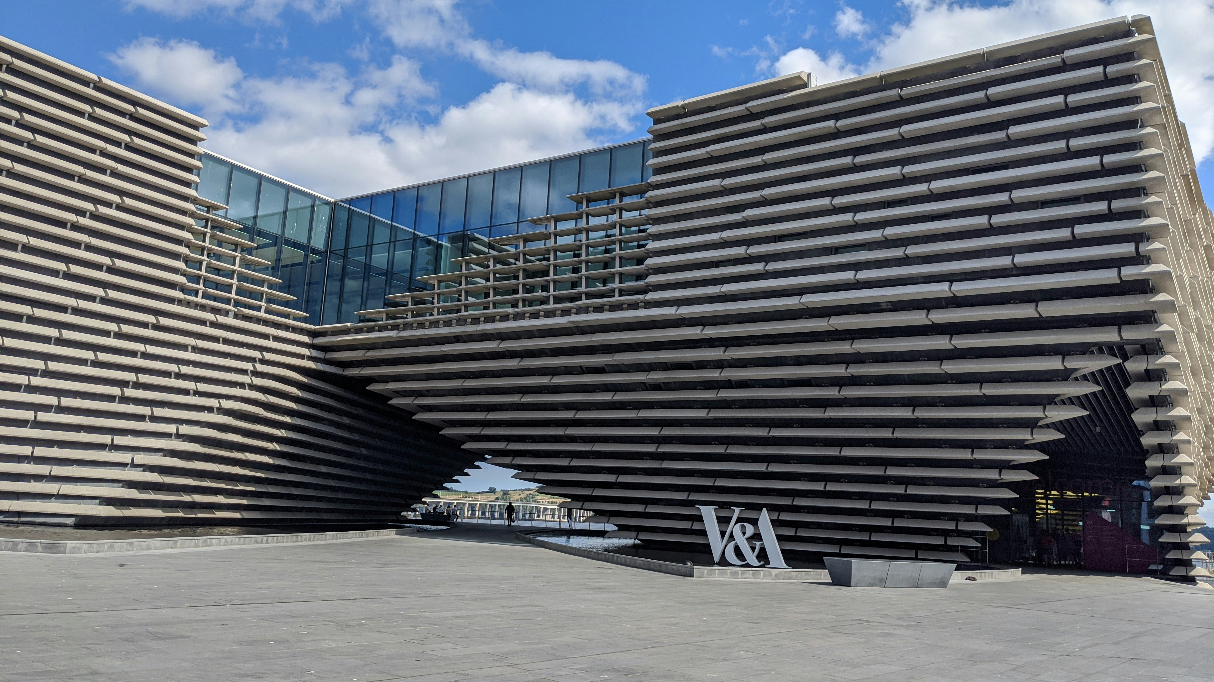 Jak stworzyć zoptymalizowaną stronę wspólnie z agencją marketingową 360? - gray concrete building during daytime