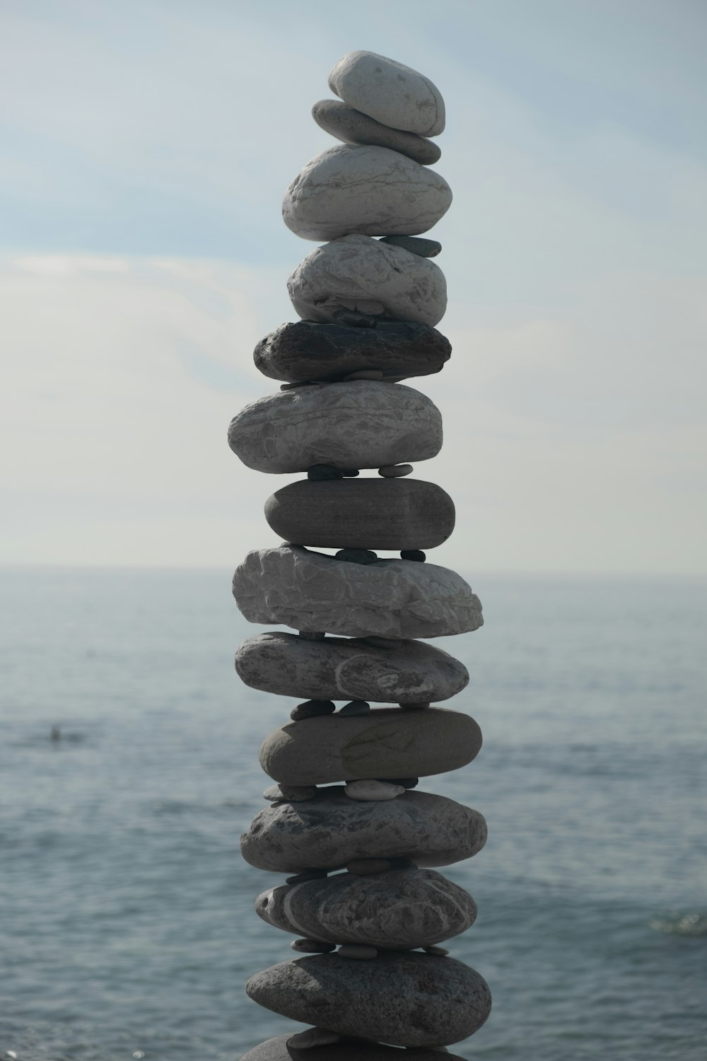 pilha de pedras perto do mar durante o dia