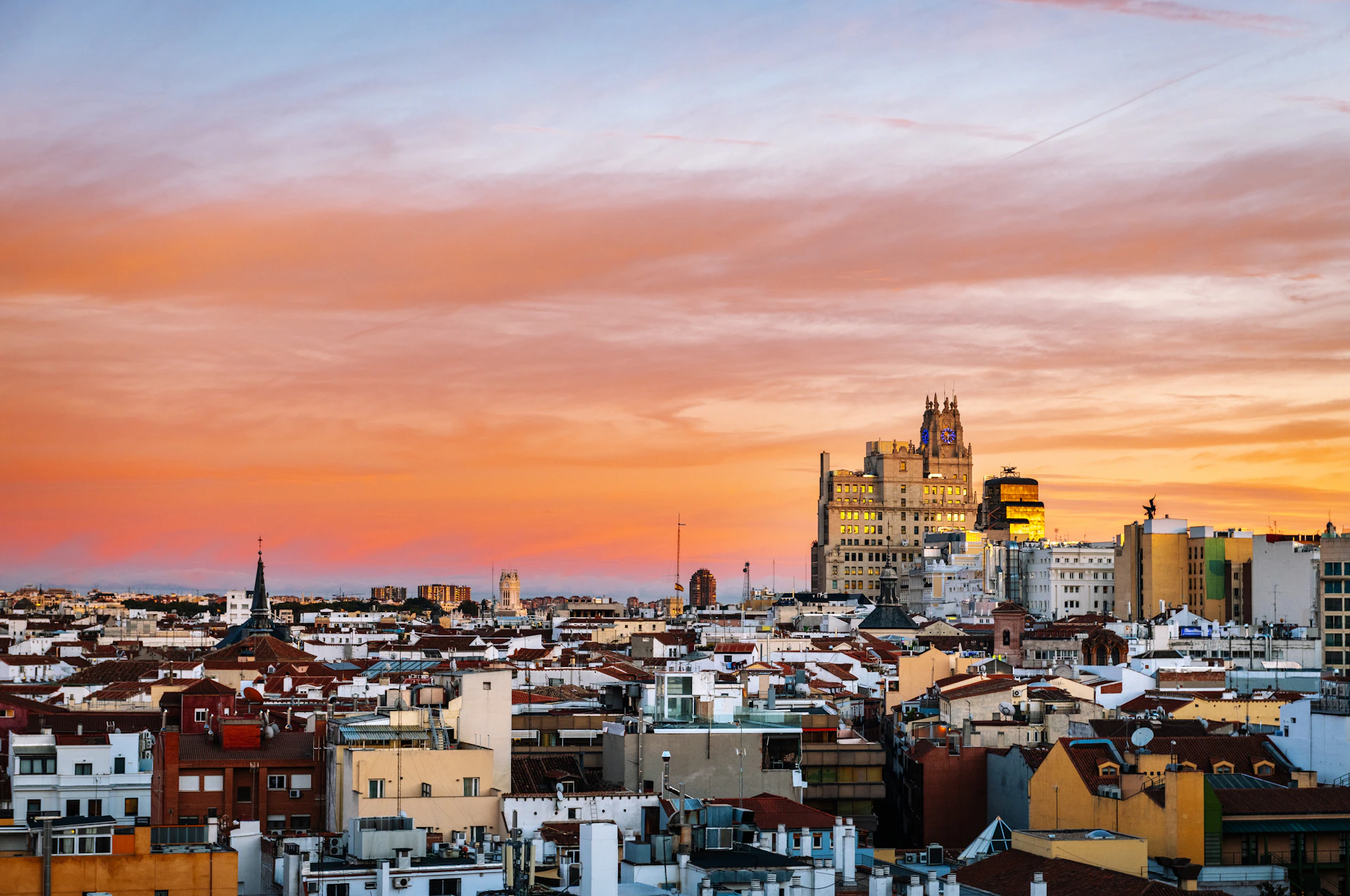 Vista aérea del horizonte de Madrid al atardecer