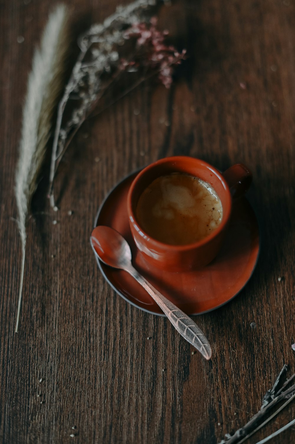 braune Keramiktasse auf braunem Holztisch