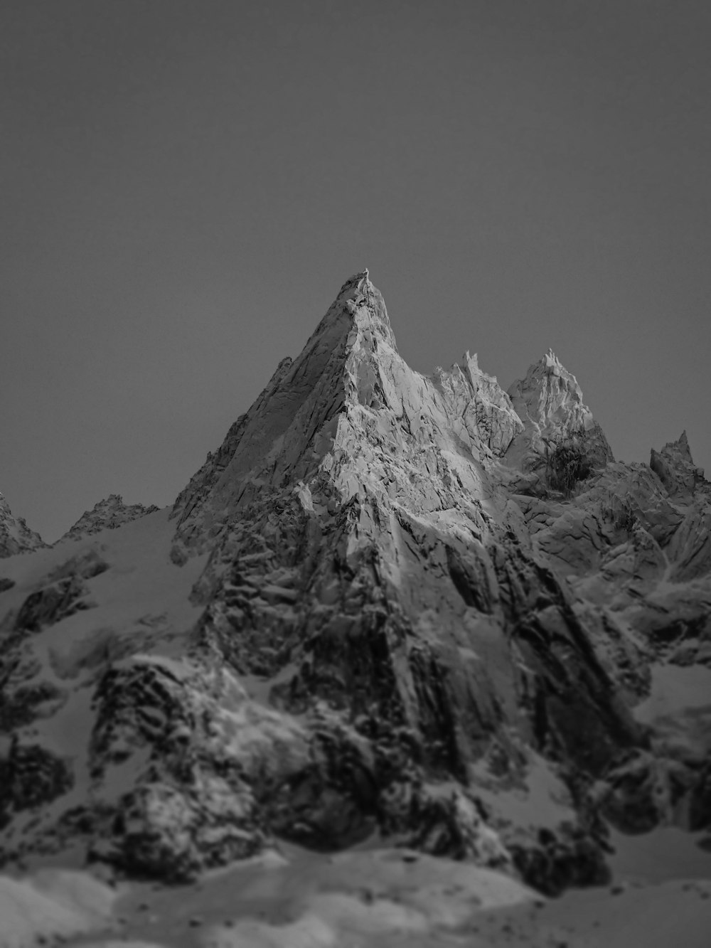 montagna innevata durante il giorno