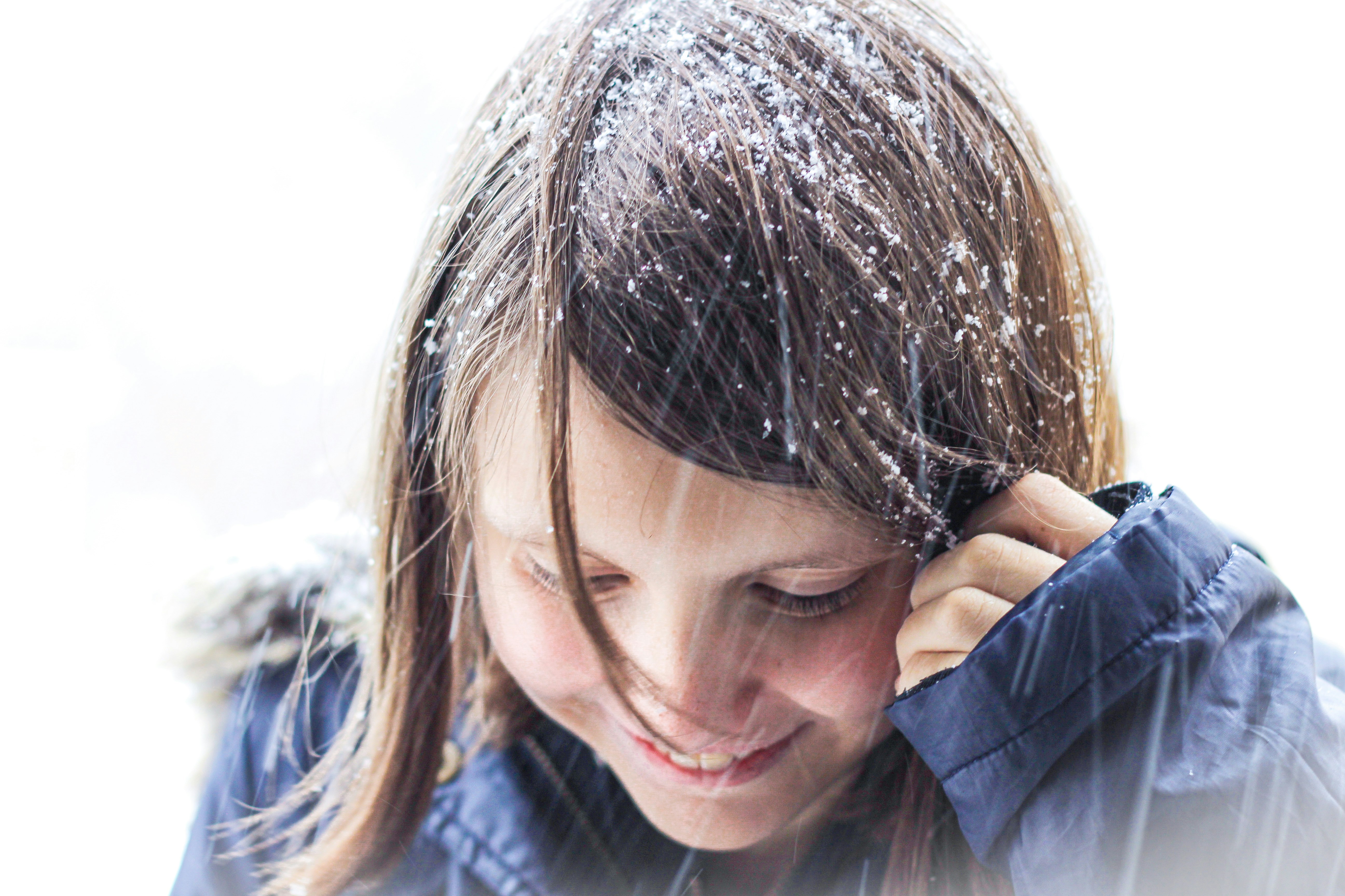 fille en veste en jean bleue
