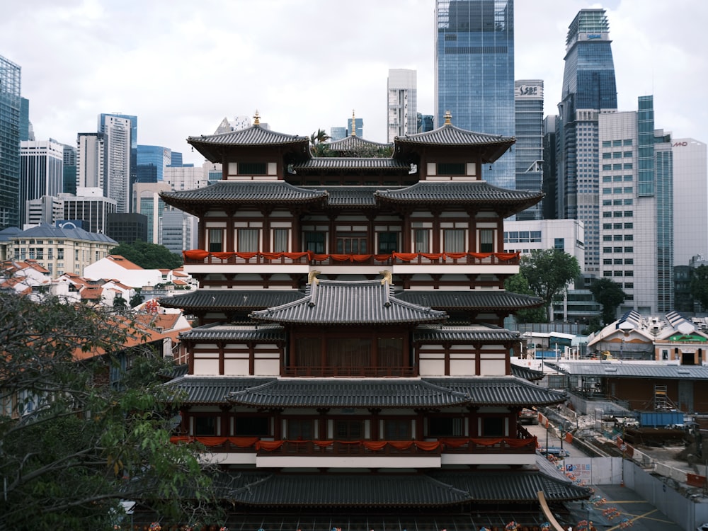 Templo rojo y negro cerca de los edificios de la ciudad durante el día