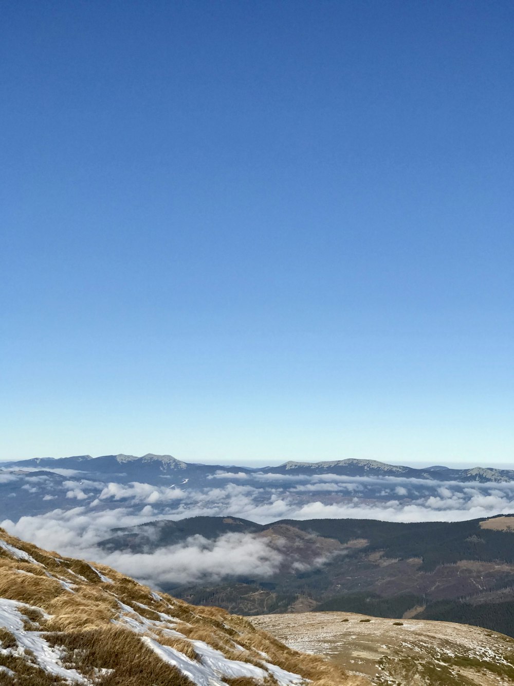 montagnes sous le ciel bleu pendant la journée