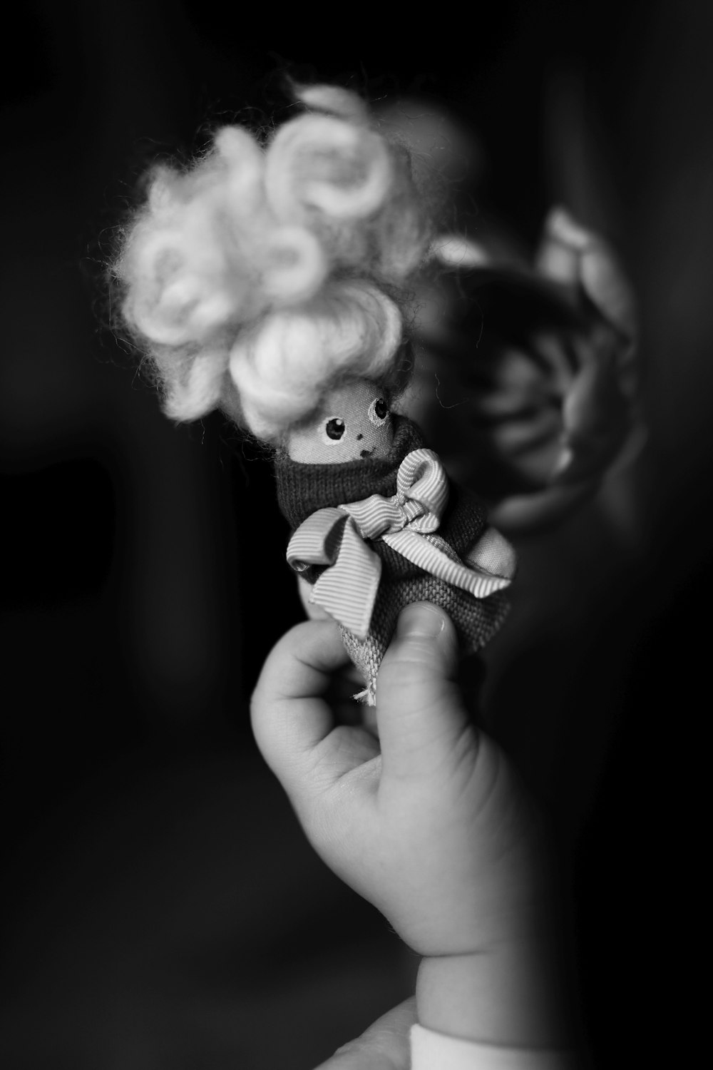 女の子の人形のグレースケール写真