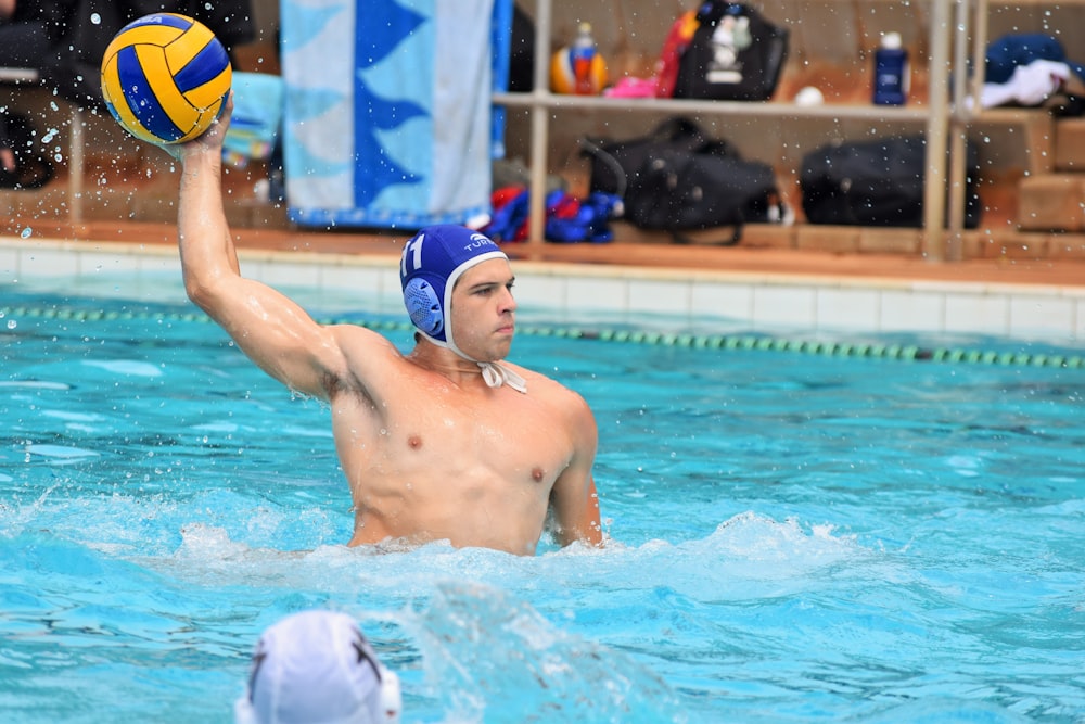 uomo in occhialini da nuoto blu