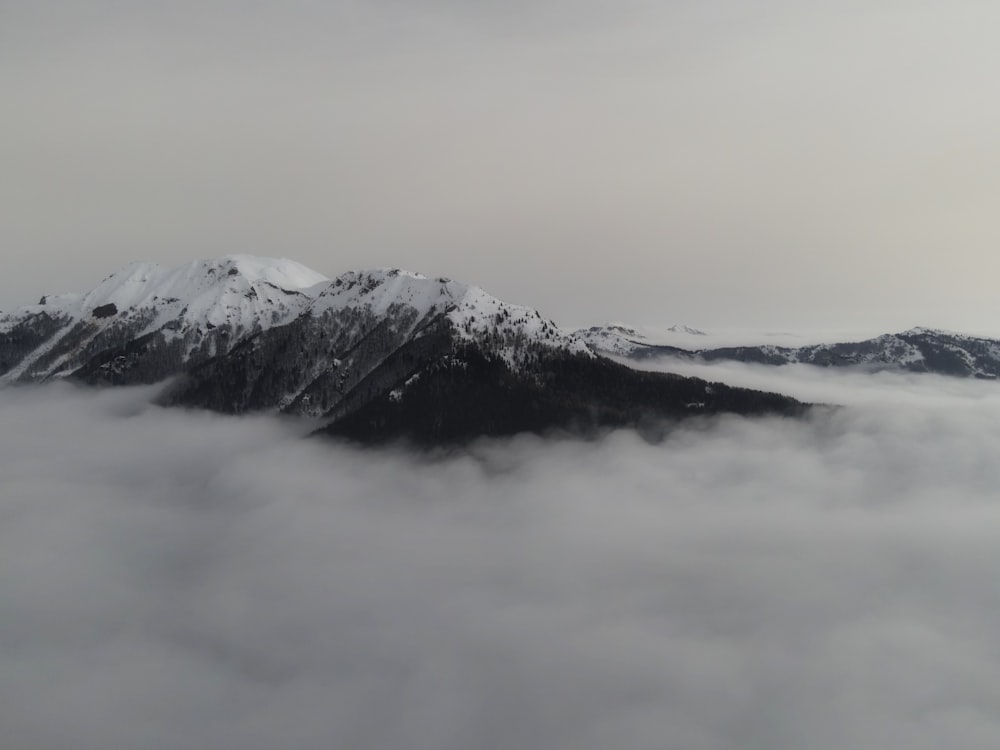 montagne enneigée sous des nuages blancs