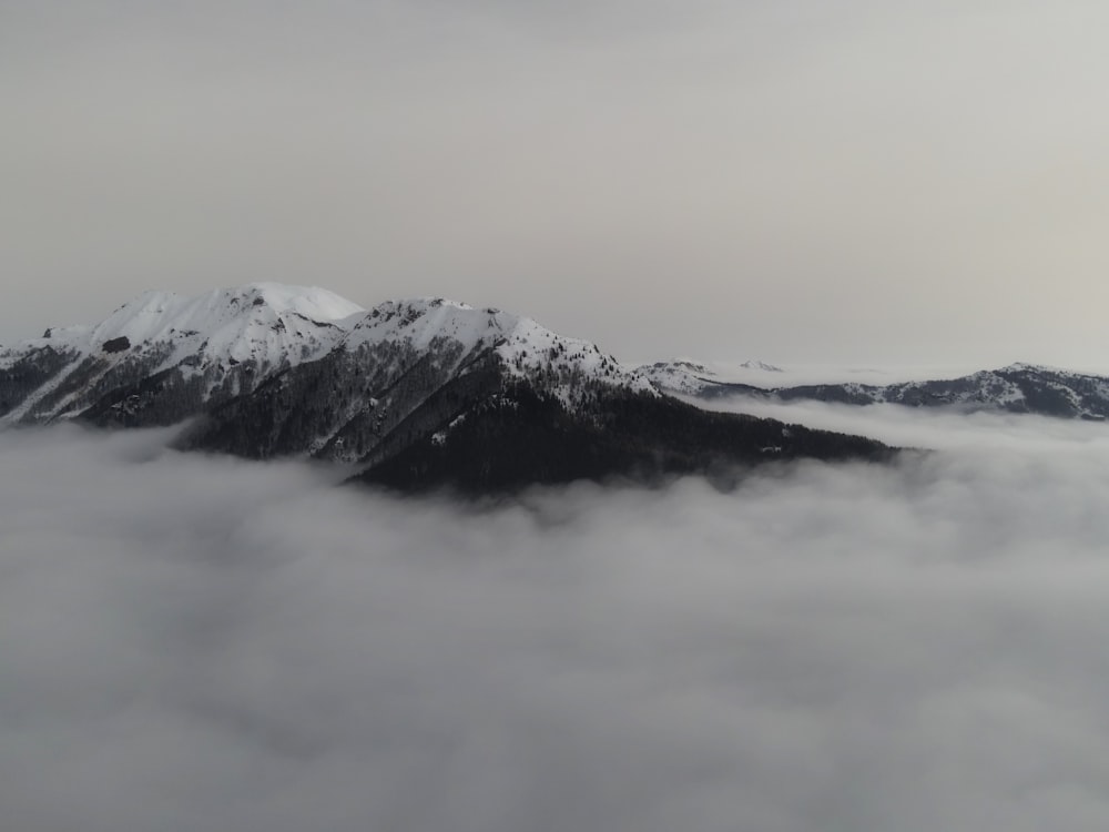 白い雲の下の雪山