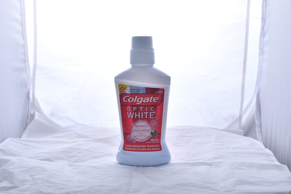 Botella de plástico blanca y roja