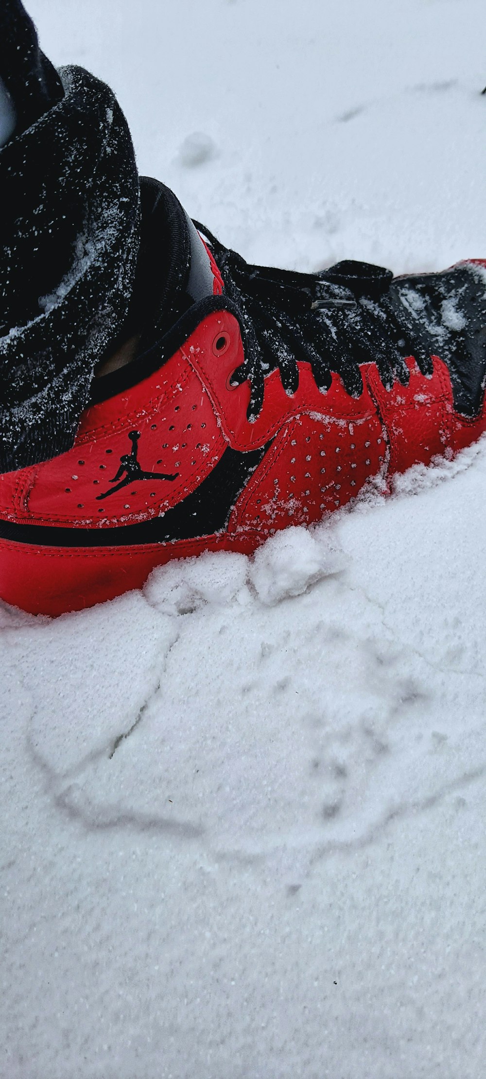 chaussures de sport nike rouge et noir sur la neige photo – Photo Pays-bas  Gratuite sur Unsplash
