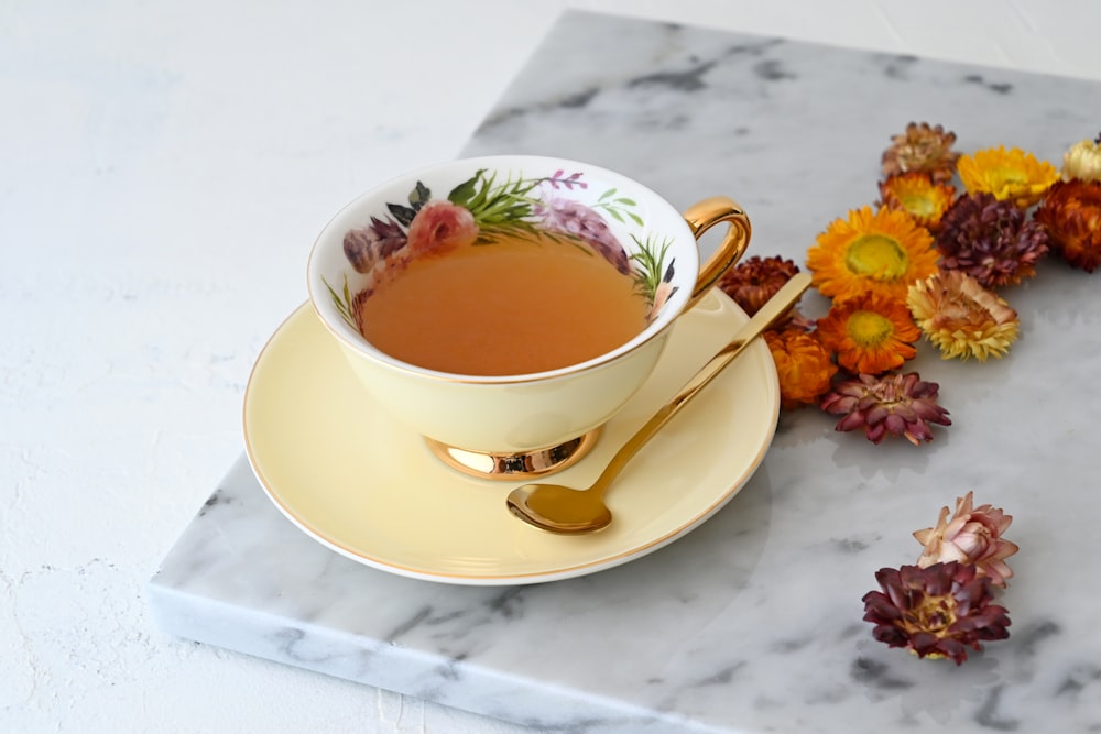 tazza da tè in ceramica bianca su piattino in ceramica bianca