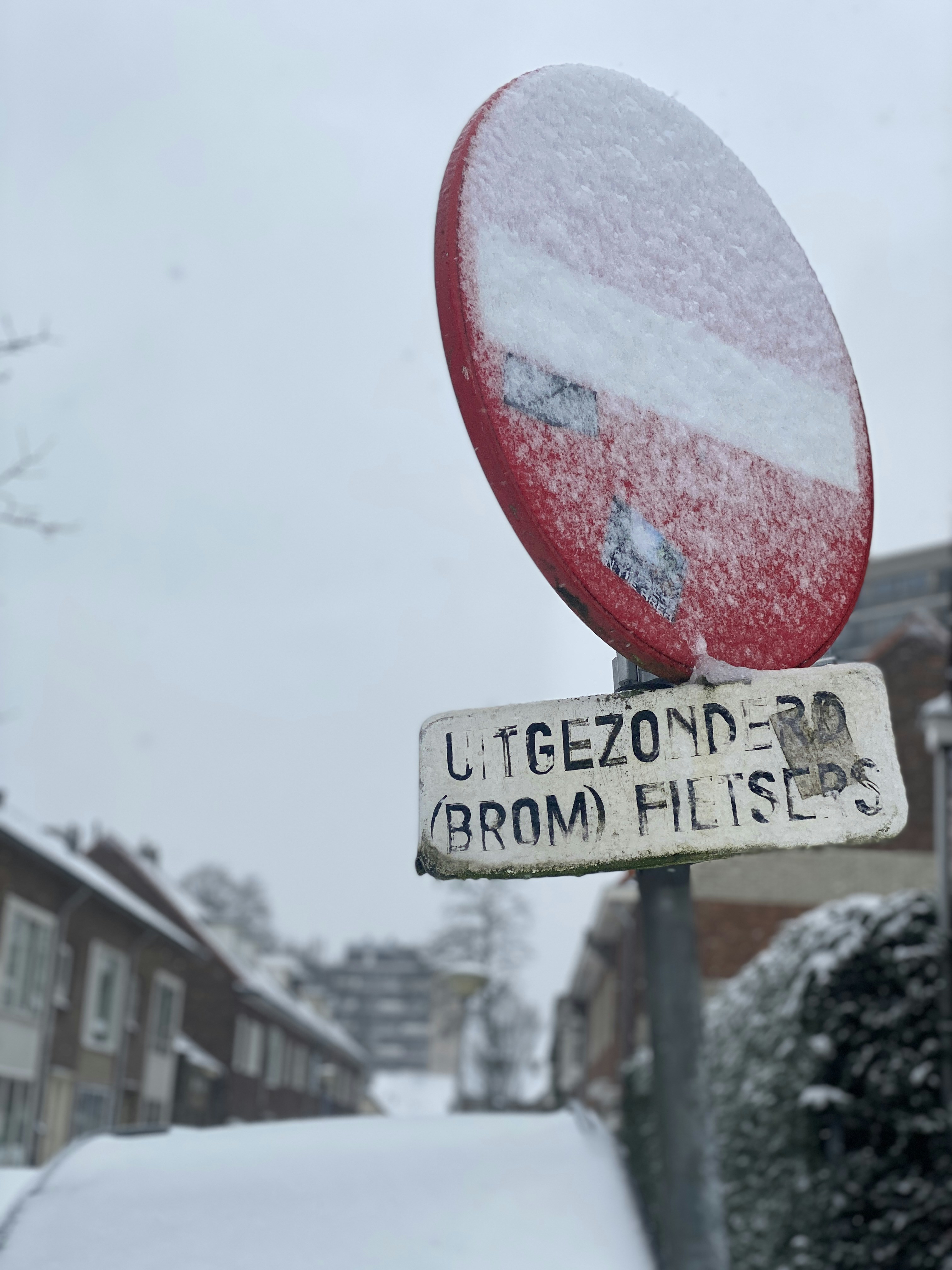 red and white stop sign