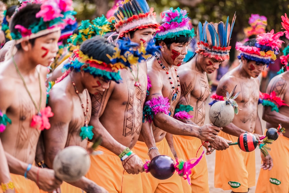 Menschen in traditioneller Kleidung tanzen tagsüber