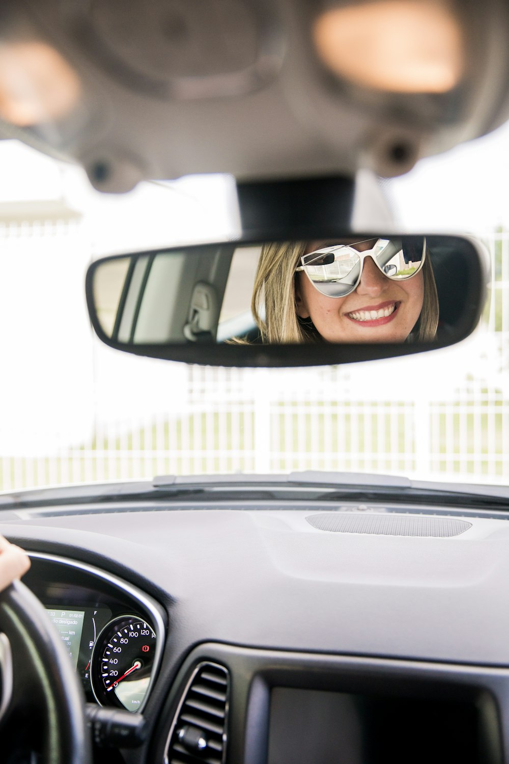 donna in occhiali da sole neri in auto