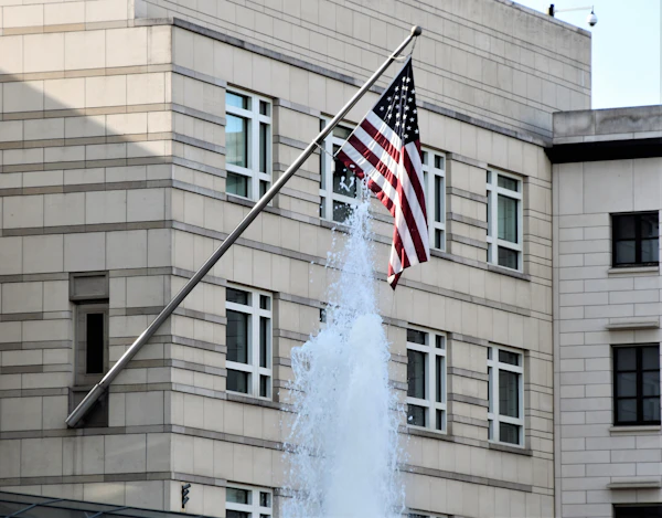 Bandera de Estados Unidos en la fachada de un edificio diplomático