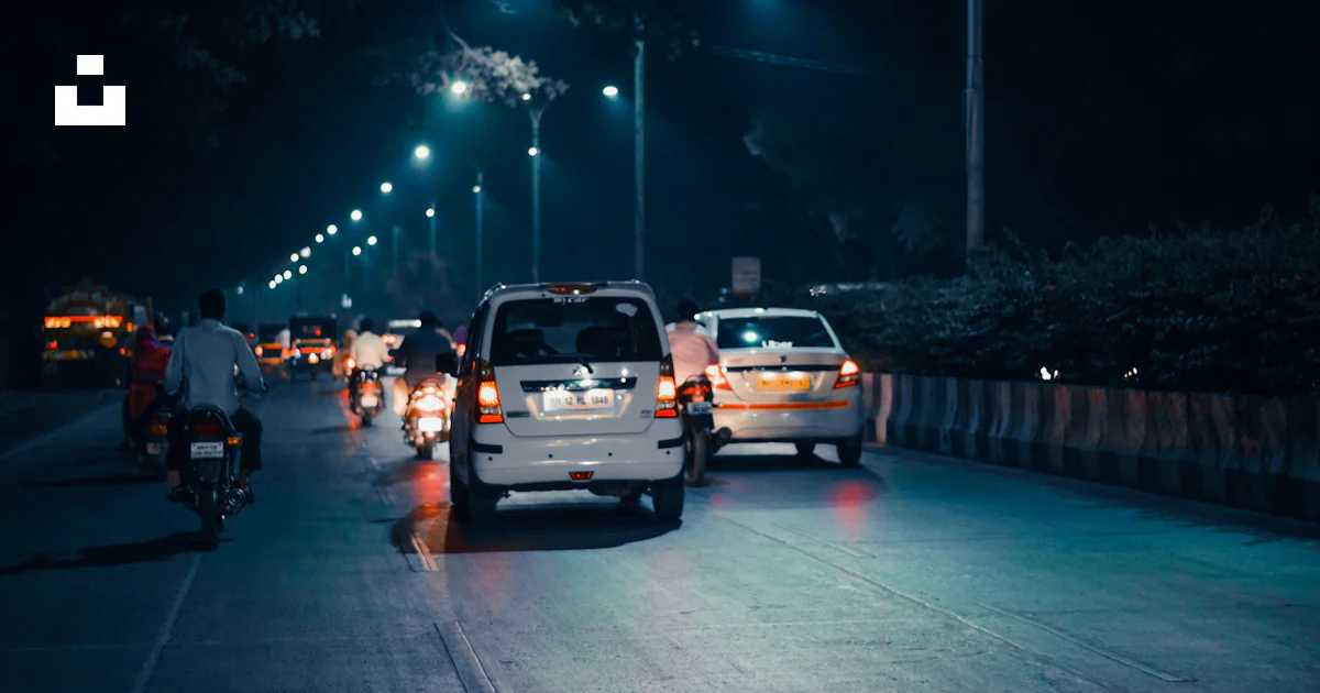 Foto Camioneta Blanca En La Carretera Durante La Noche Imagen Pune foto-camioneta-blanca-en-la-carretera-durante-la-noche-imagen-pune