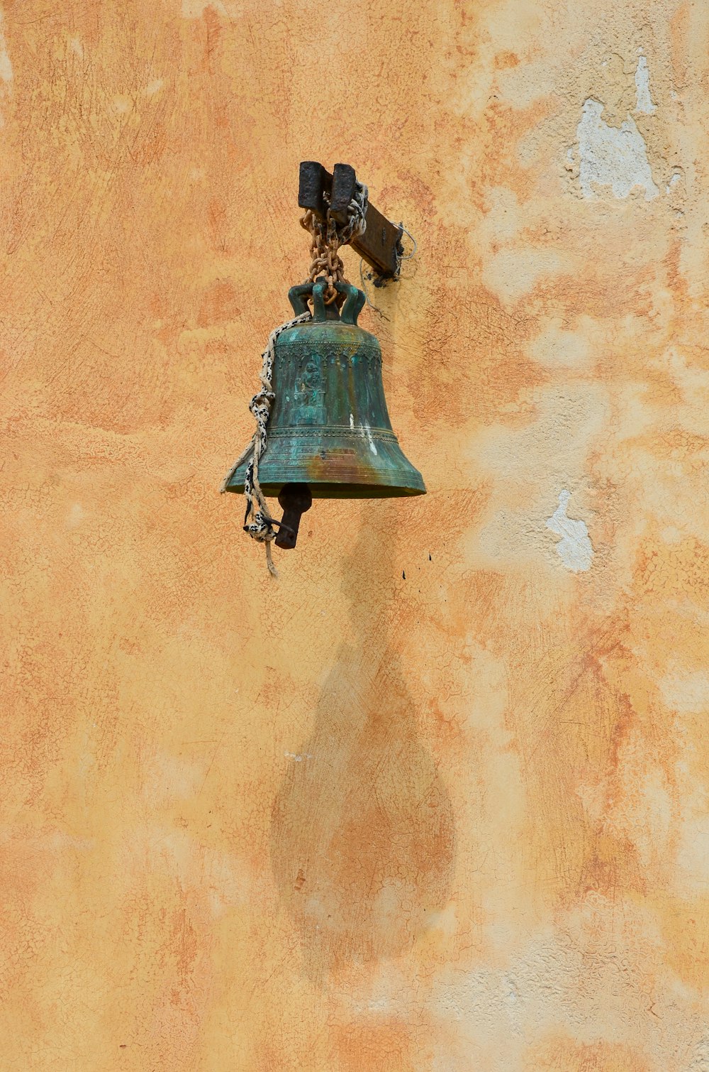 campana negra en pared marrón