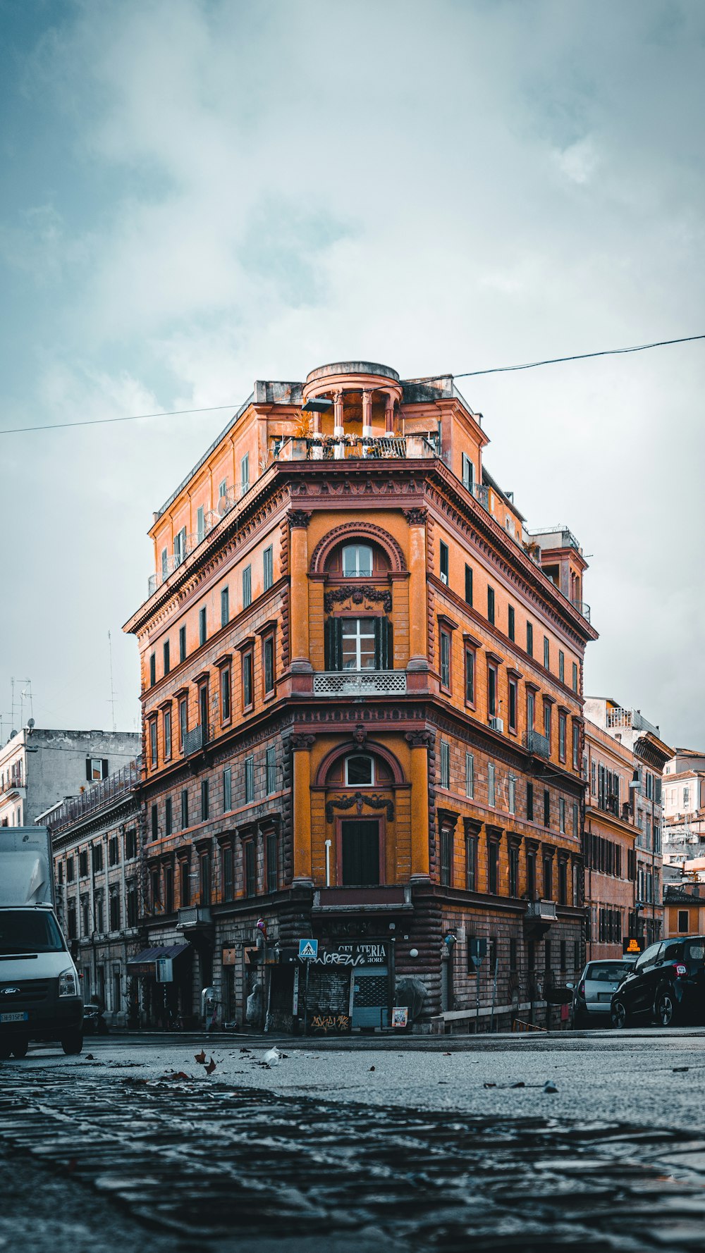 edifício de concreto marrom durante o dia