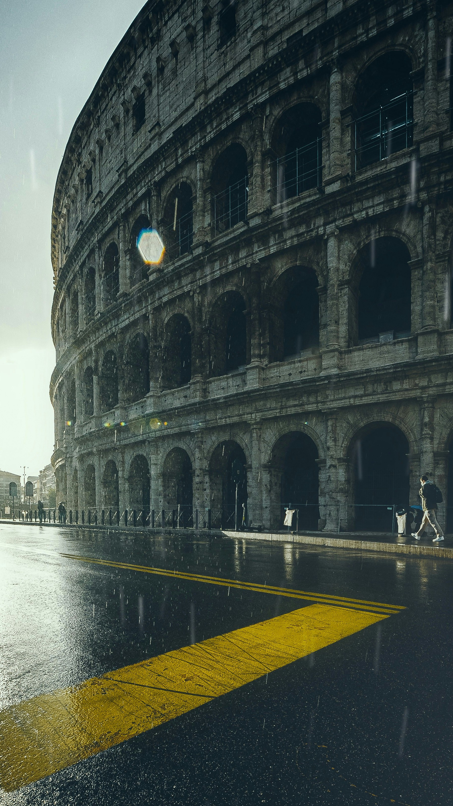 edificio in cemento grigio durante il giorno