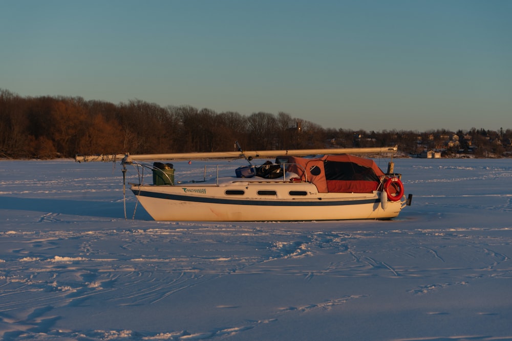 Una barca è seduta nel mezzo di un lago ghiacciato
