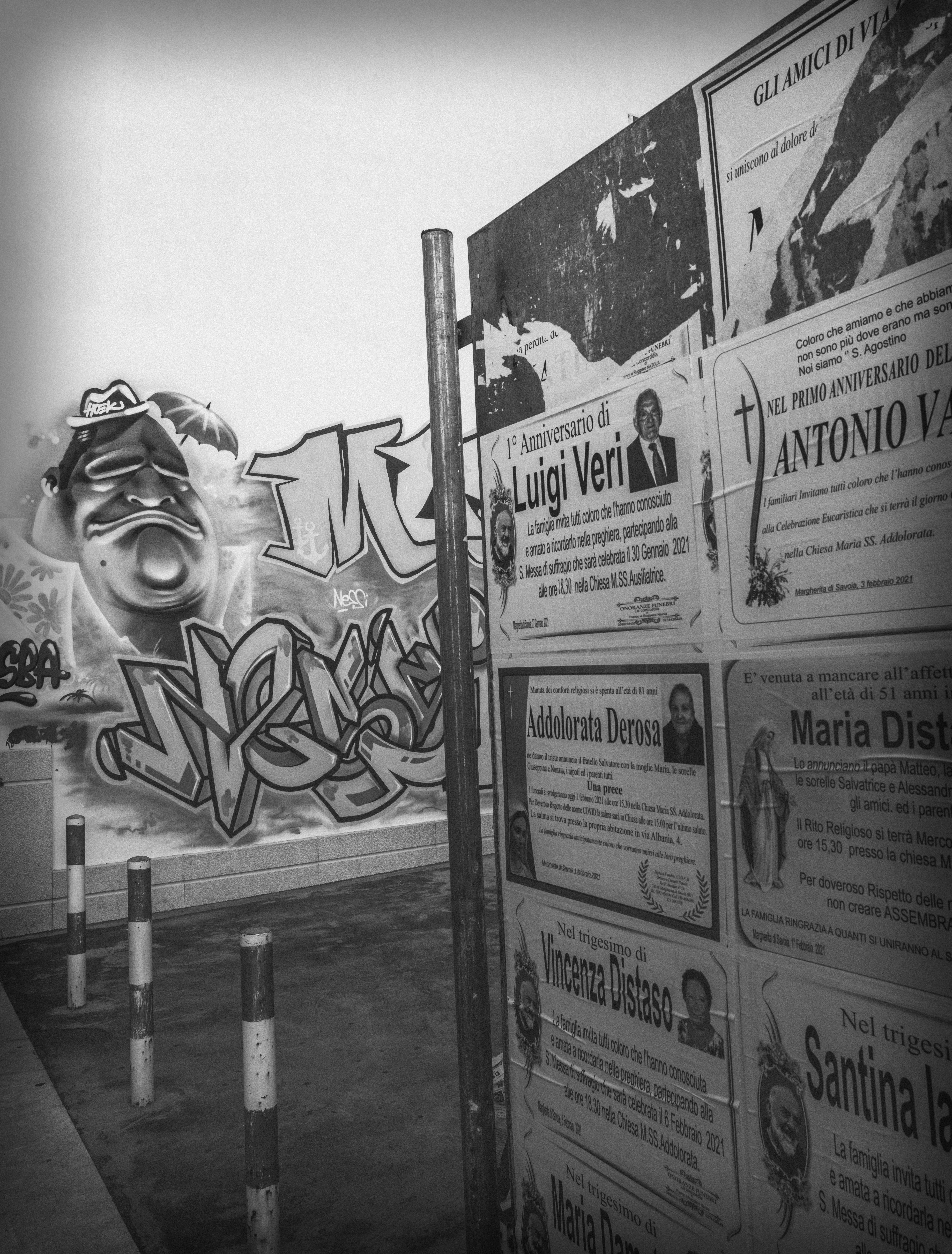 Foto in scala di grigi di uomo in giacca nera