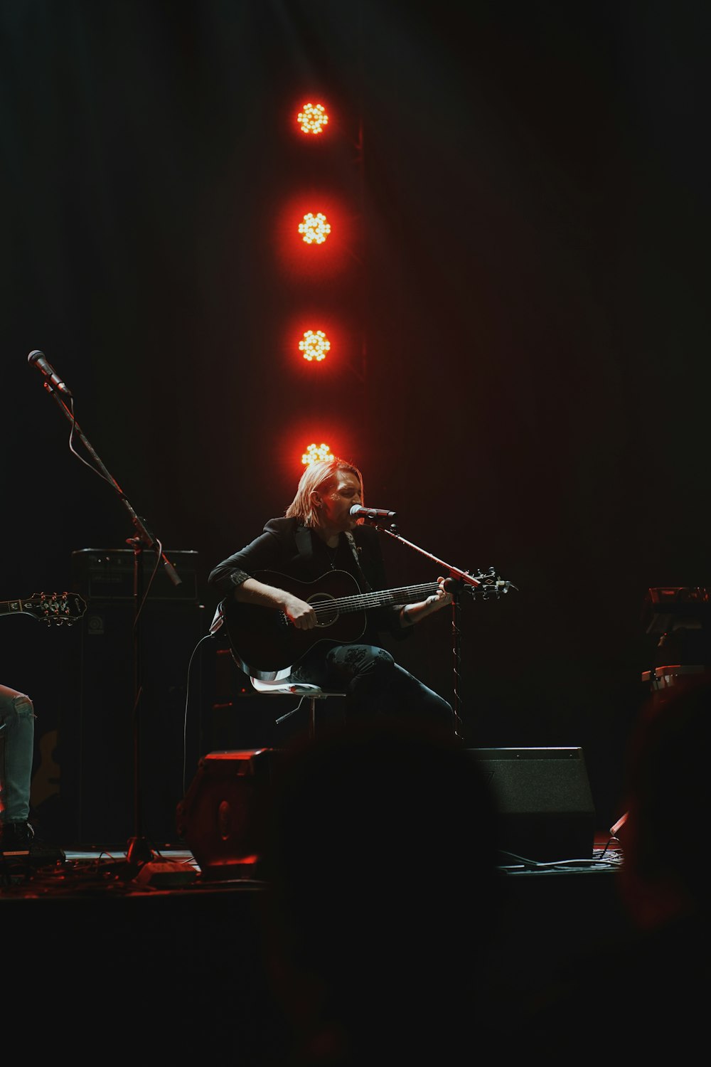 Hombre tocando la guitarra en el escenario