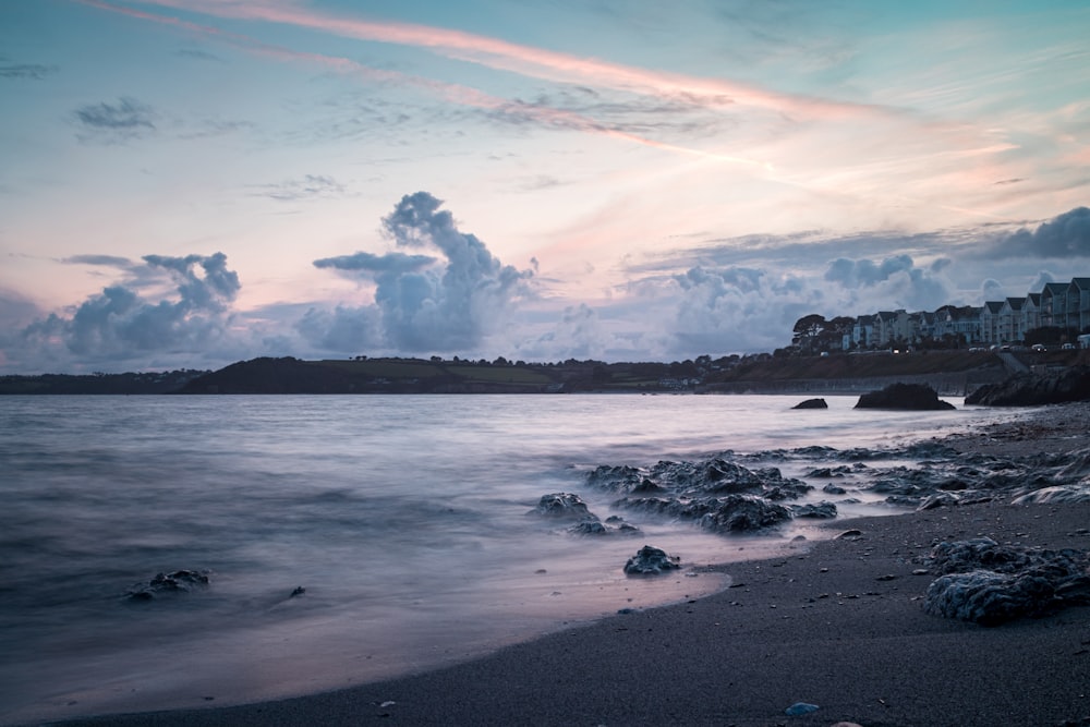 sea waves crashing on shore during daytime