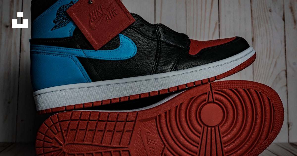 Red and blue nike athletic shoe photo â Free Nike air Image on Unsplash