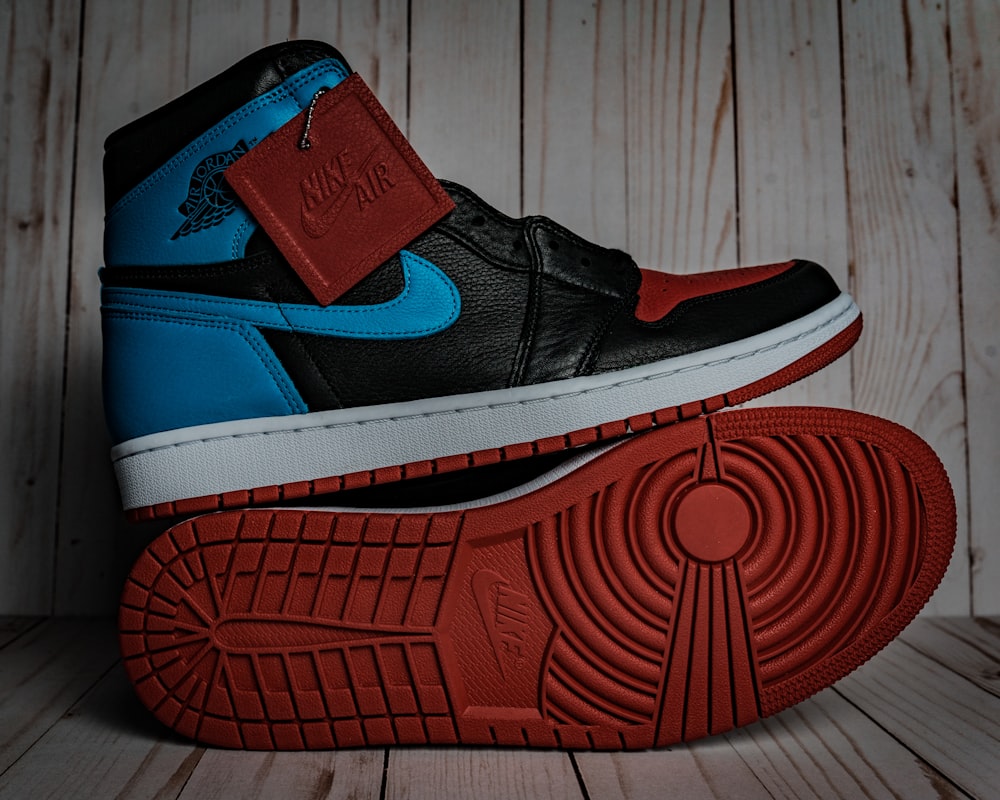 Zapatillas deportivas Nike rojas y azules
