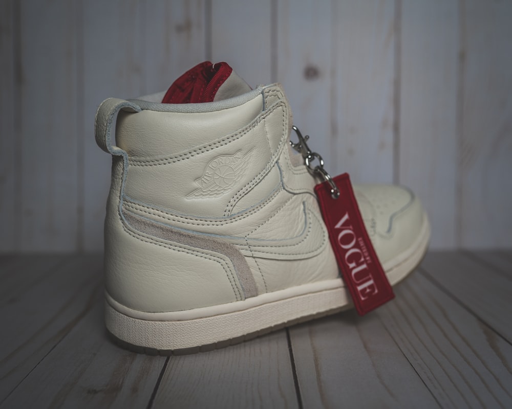 Foto zapatillas bajas adidas blancas y rojas – Imagen Gris gratis en  Unsplash