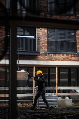 Trabajador con casco y equipo de seguridad en trabajo en altura
