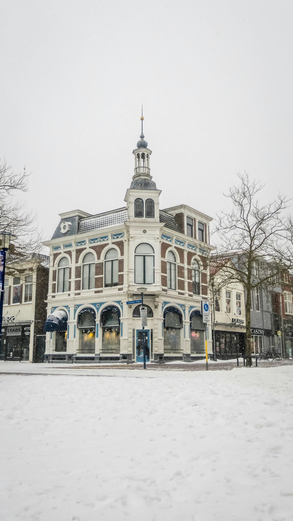 Edificio de hormigón marrón y blanco durante el día