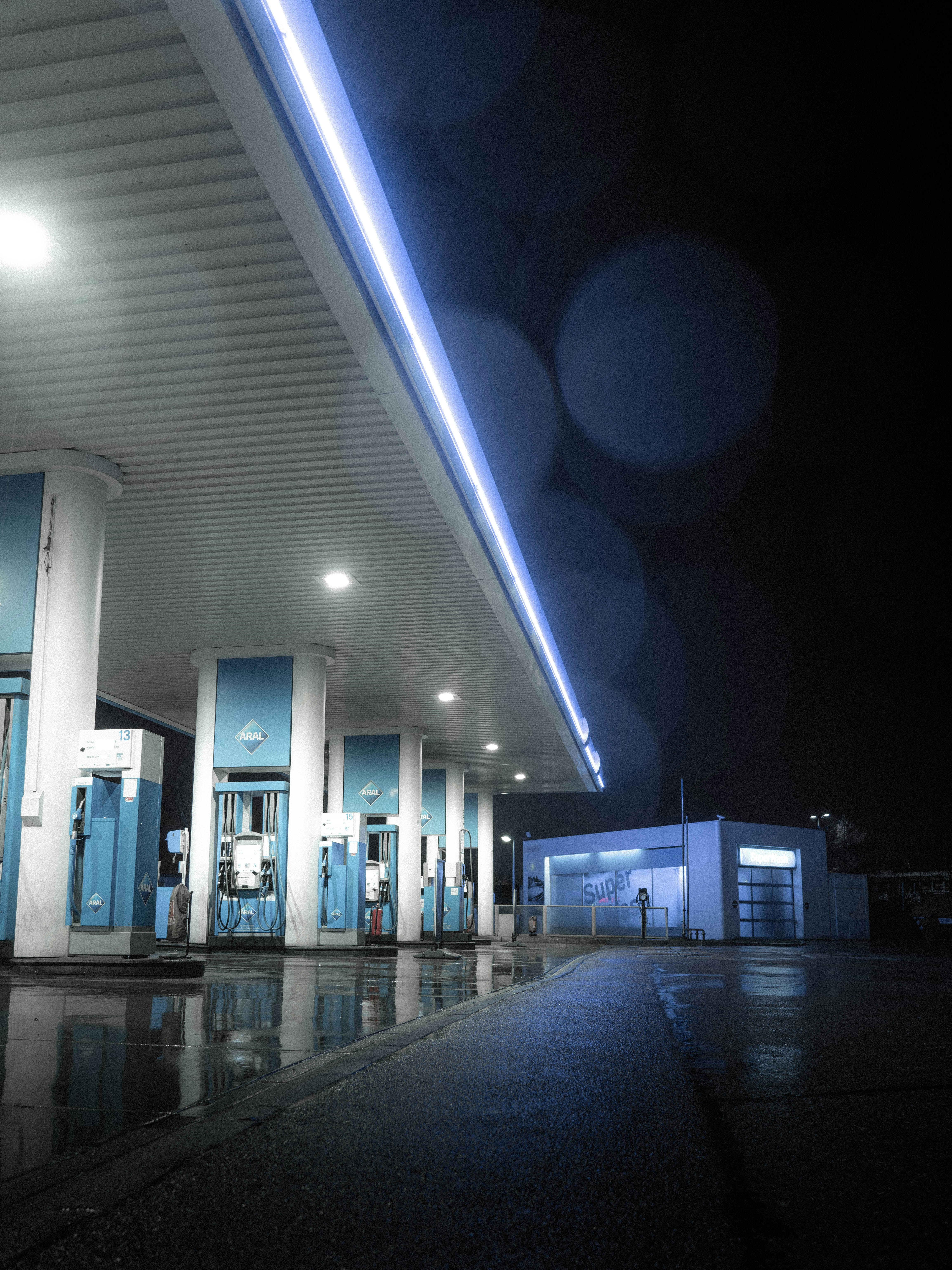 bangunan beton putih dan biru pada malam hari