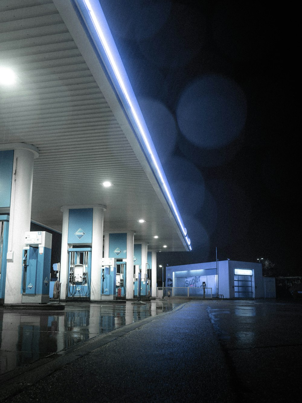Edificio de hormigón blanco y azul durante la noche