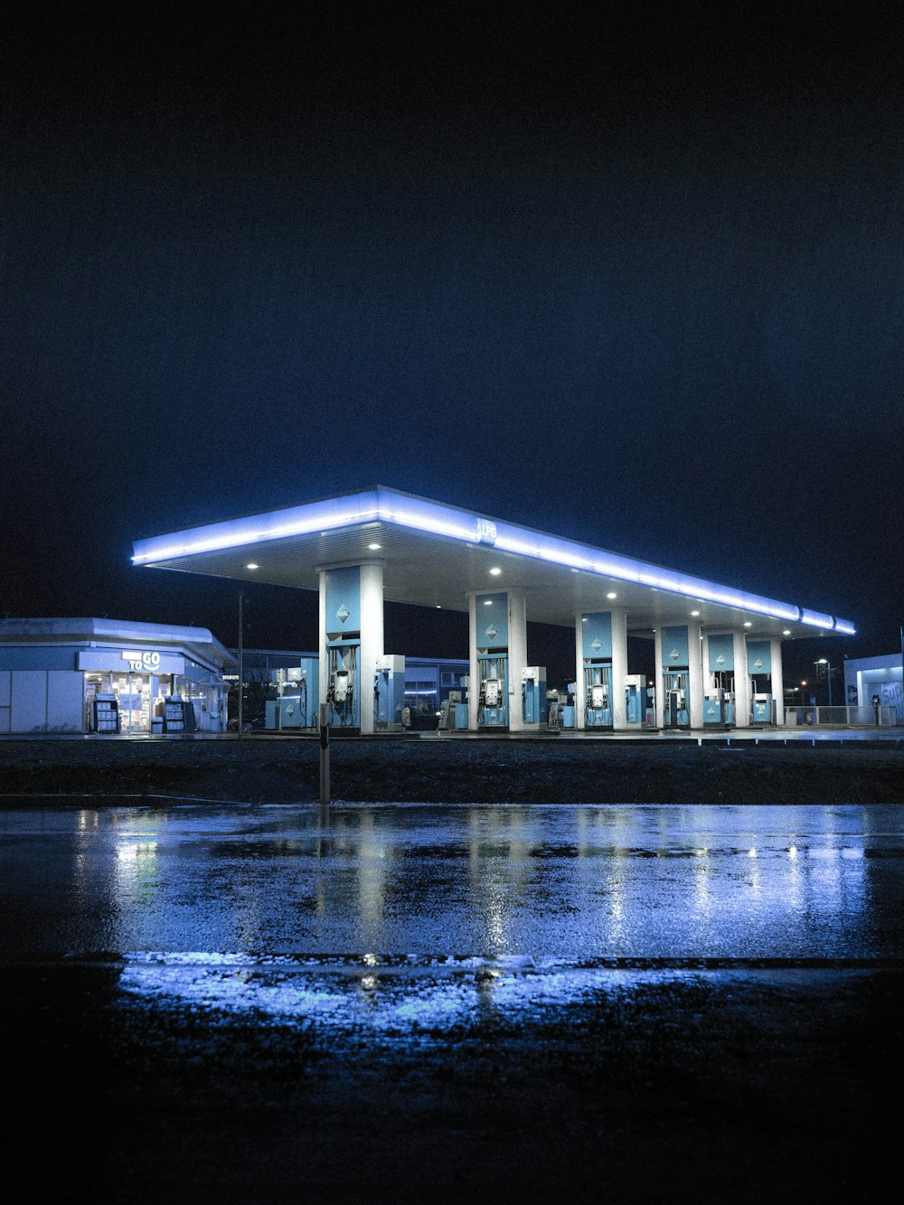 Edificio de hormigón blanco durante la noche