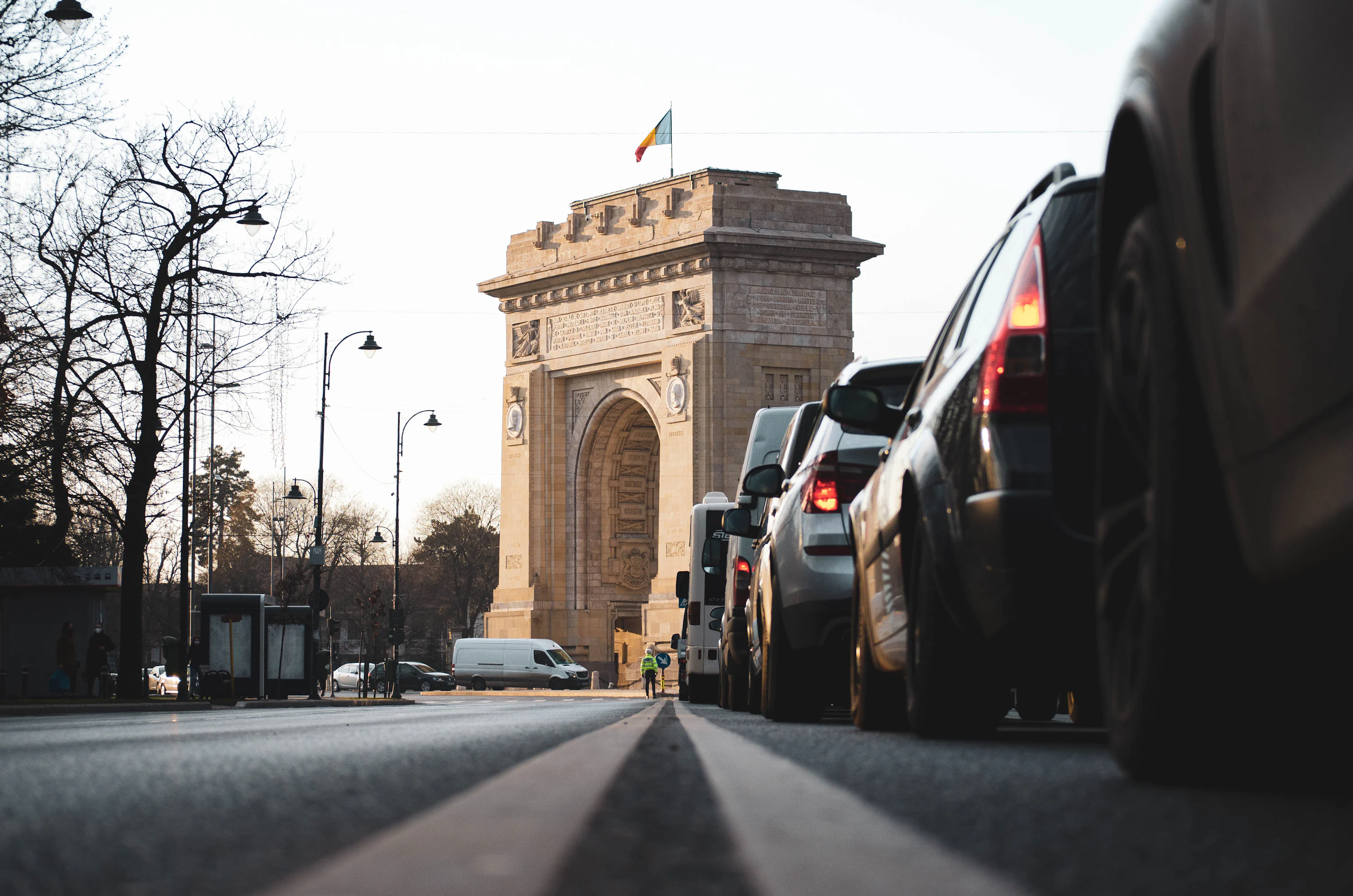 Cum alegi o firma de contabilitate in Bucuresti: Ghid complet pentru 2026 cars on road near brown concrete arch during daytime