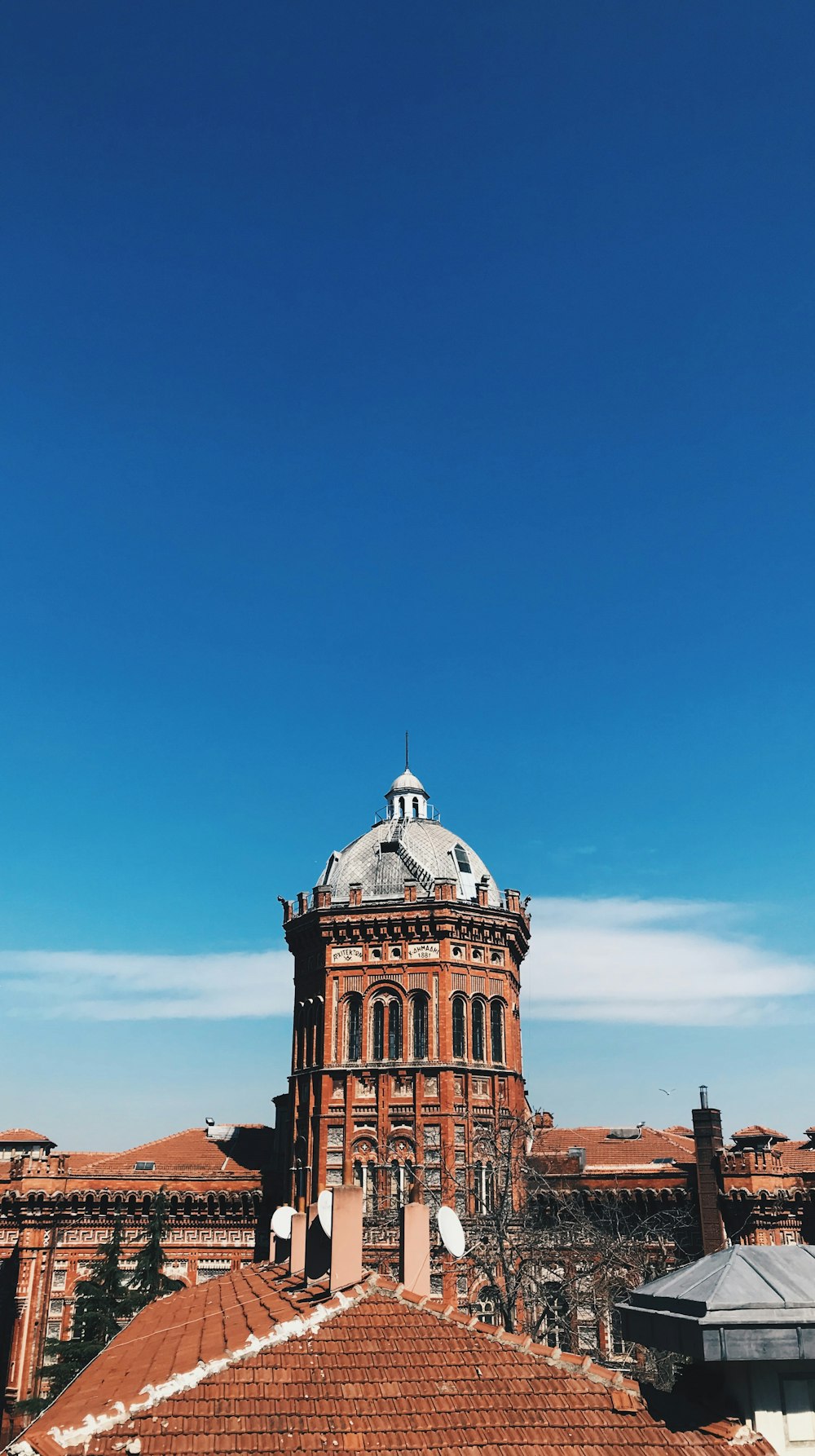 Braunes Betongebäude unter blauem Himmel tagsüber