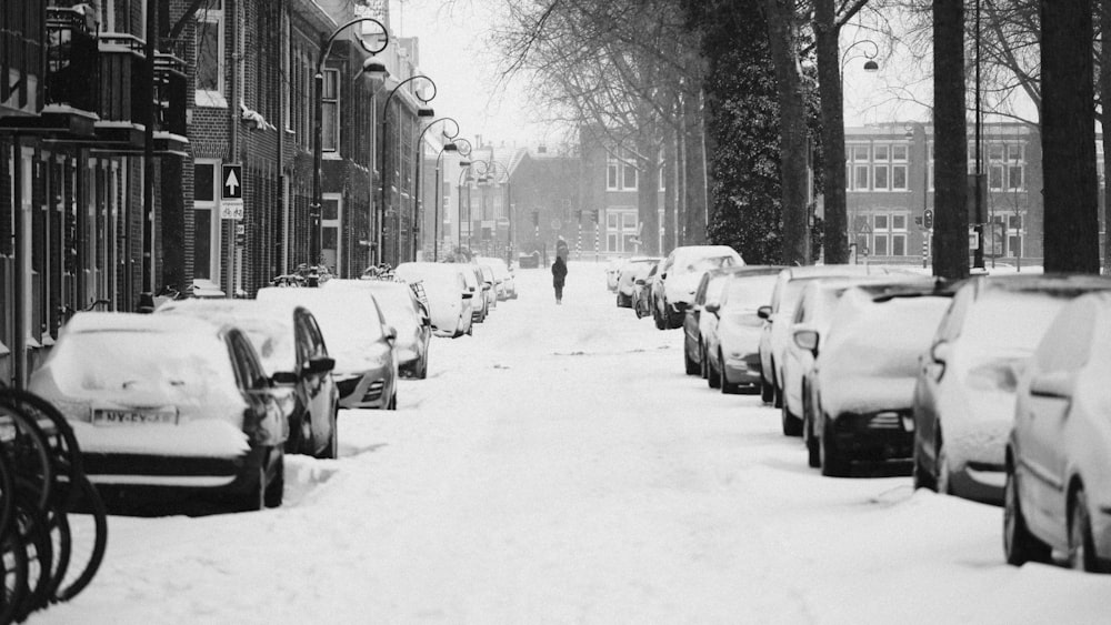 Eine Person, die eine schneebedeckte Straße entlang geht