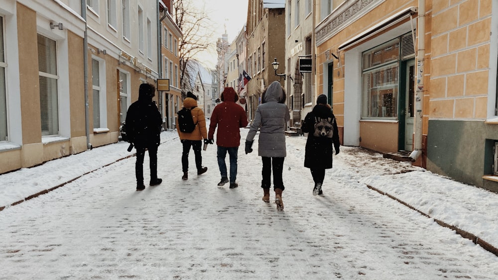 昼間、雪道を歩く人々