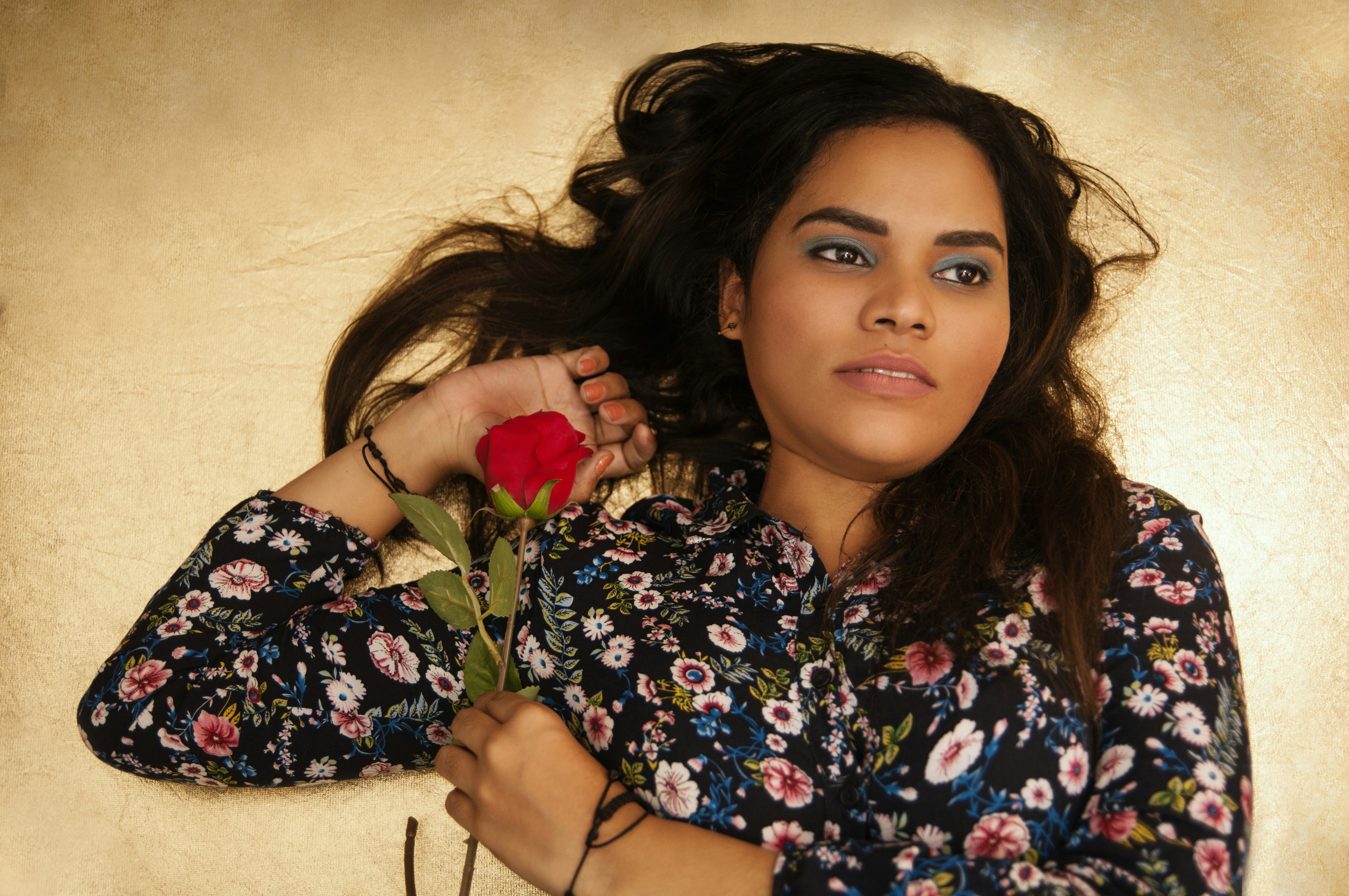 Frau in schwarz-rot-weißem Blumenhemd