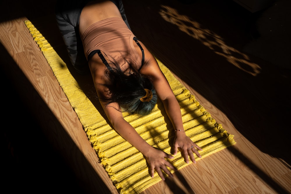 黄色いハンモックに横たわる黒いタンクトップの女性