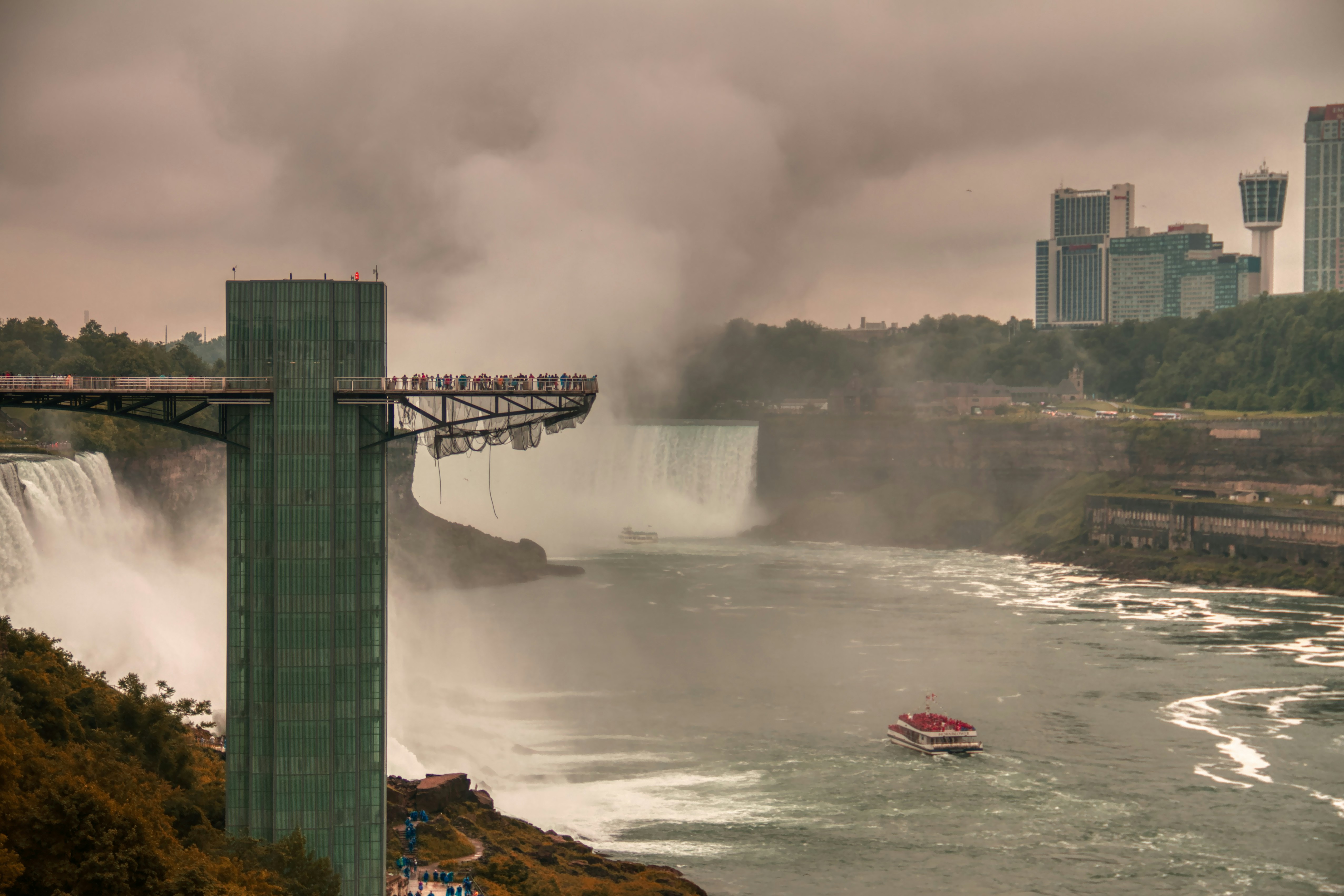Foto El agua cae cerca del puente durante el día Imagen Cataratas del