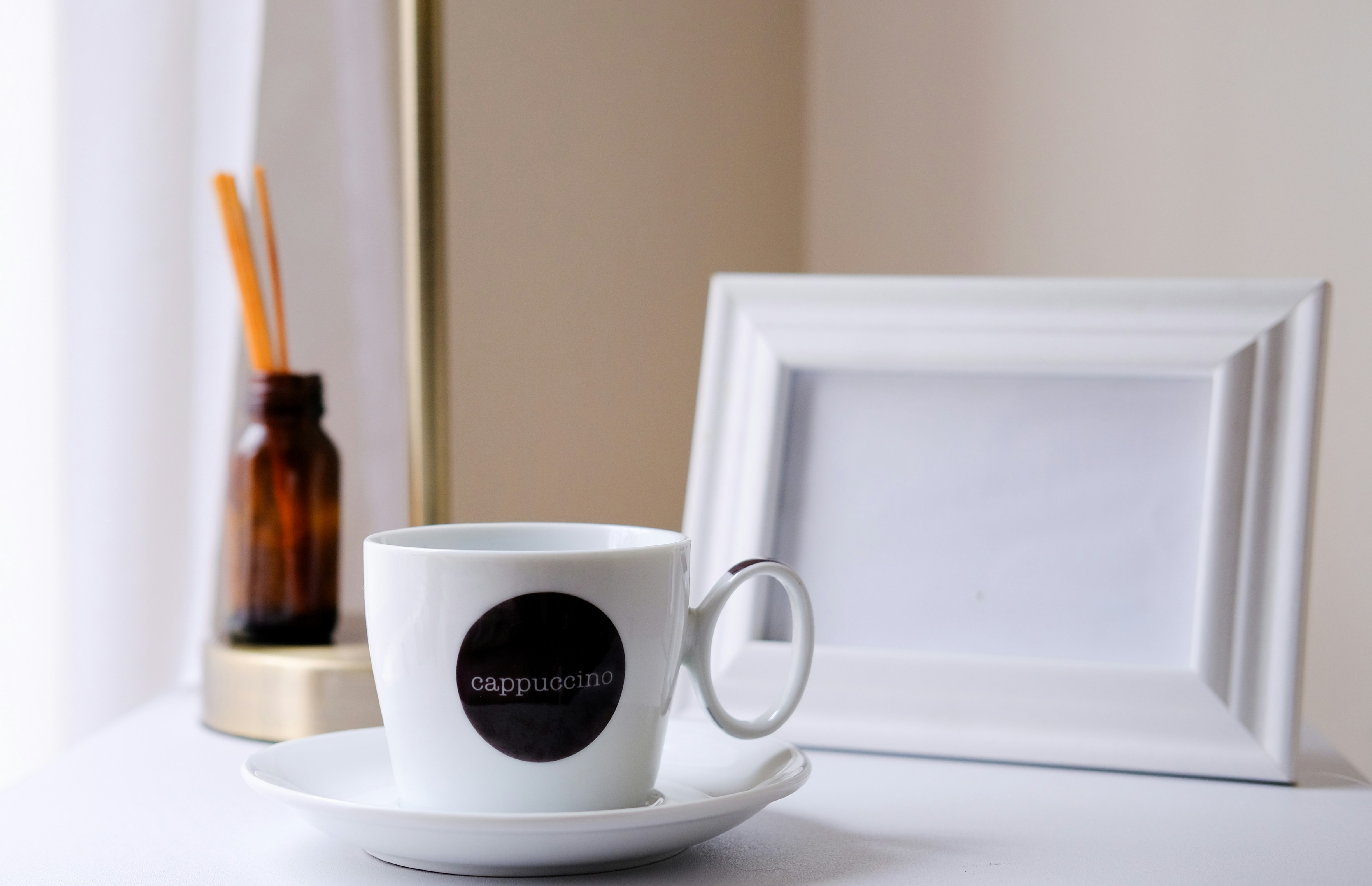 Photo 1612735489907 520981cd3885?crop=entropy&cs=tinysrgb&fit=max&fm=jpg&ixid=M3wxNzI5NDZ8MHwxfHNlYXJjaHwxfHxzdHlsaXNoJTIwY2xvc2UtdXAlMjBvZiUyMHBlcnNvbmFsaXNlZCUyMG11ZyUyMGFuZCUyMHBhY2thZ2luZyUyMG9uJTIwd29vZGVuJTIwZGVzayUyQyUyMHdhcm0lMjB0b25lcyUyQyUyMHByZW1pdW0lMjB0YWN0aWxlJTIwZGV0YWlsfGVufDB8MHx8fDE3NTUyNzQ5MjR8MA&ixlib=rb 4.1