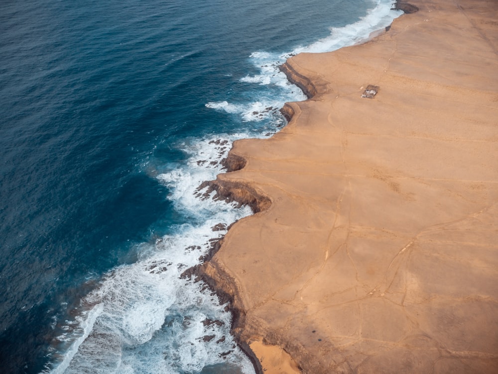 Veduta aerea della spiaggia di sabbia marrone