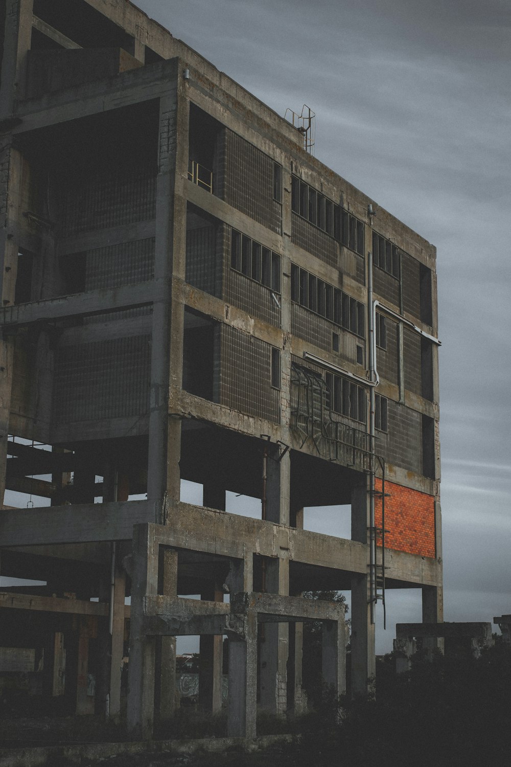 Braunes Betongebäude unter blauem Himmel tagsüber