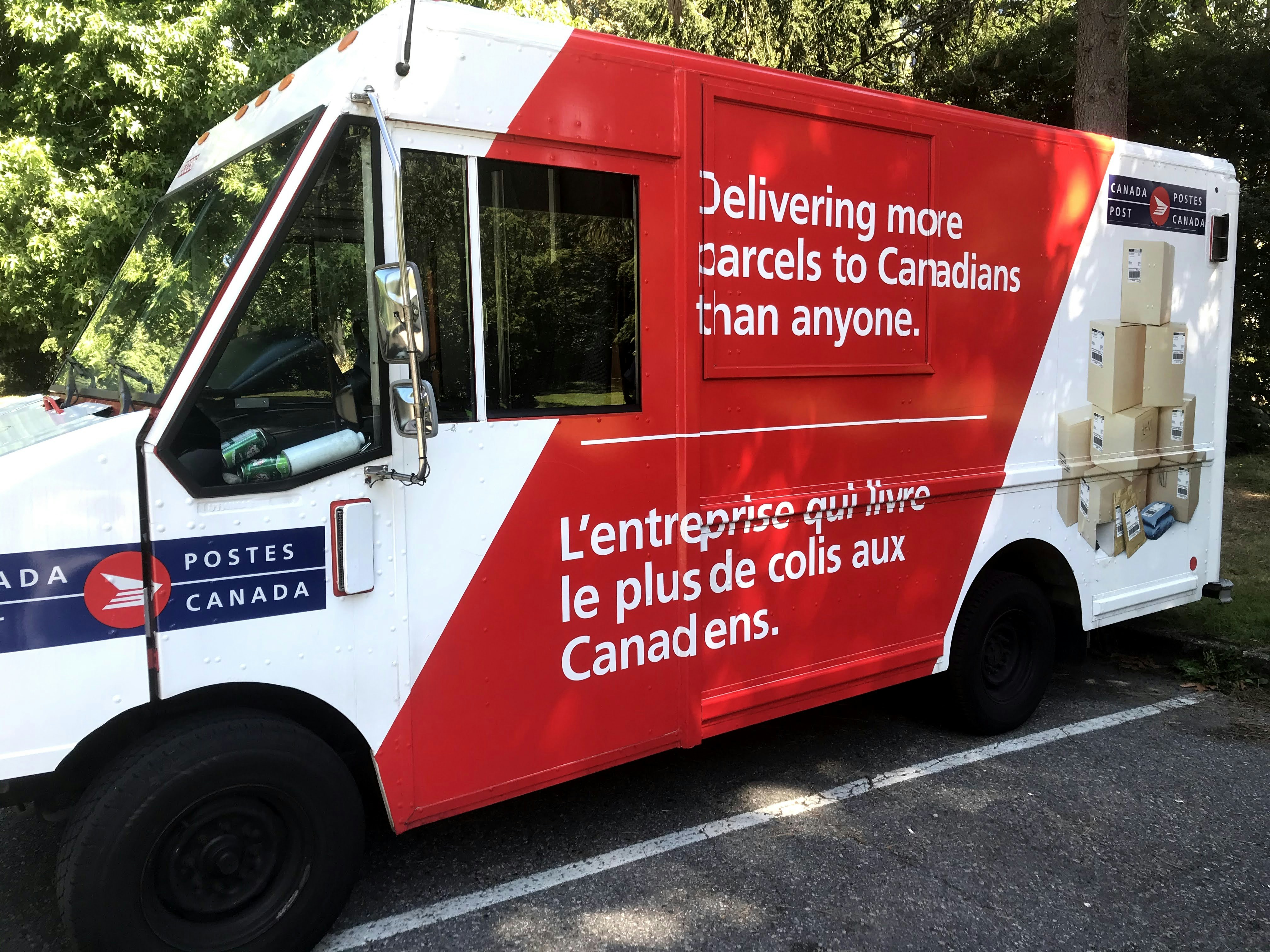 Boîte Canada Post avec équipement sportif emballé pour livraison
